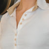 camicia con bottoni dettaglio